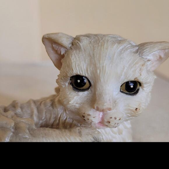 White Ceramic Persian Cat. Small, sweet cat in a waking up position. - Picture 5 of 6